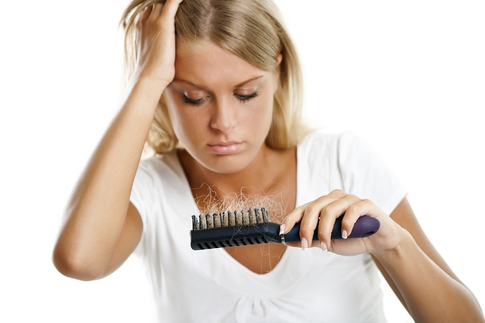 Почему выпадают волосы, и как это остановить?