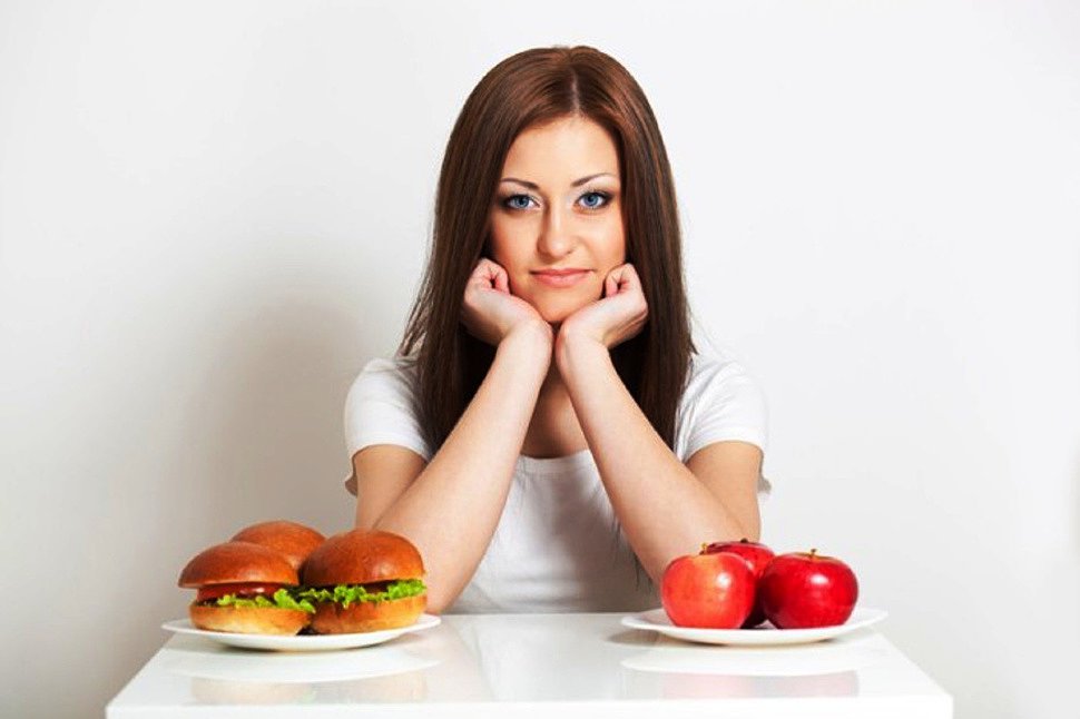 Изжога правильное питание. Тяжелая пища. Женщины сидят за столом со здоровой пищей. Картинки человек сидит за столом с полезной едой. Впроголодь питание.